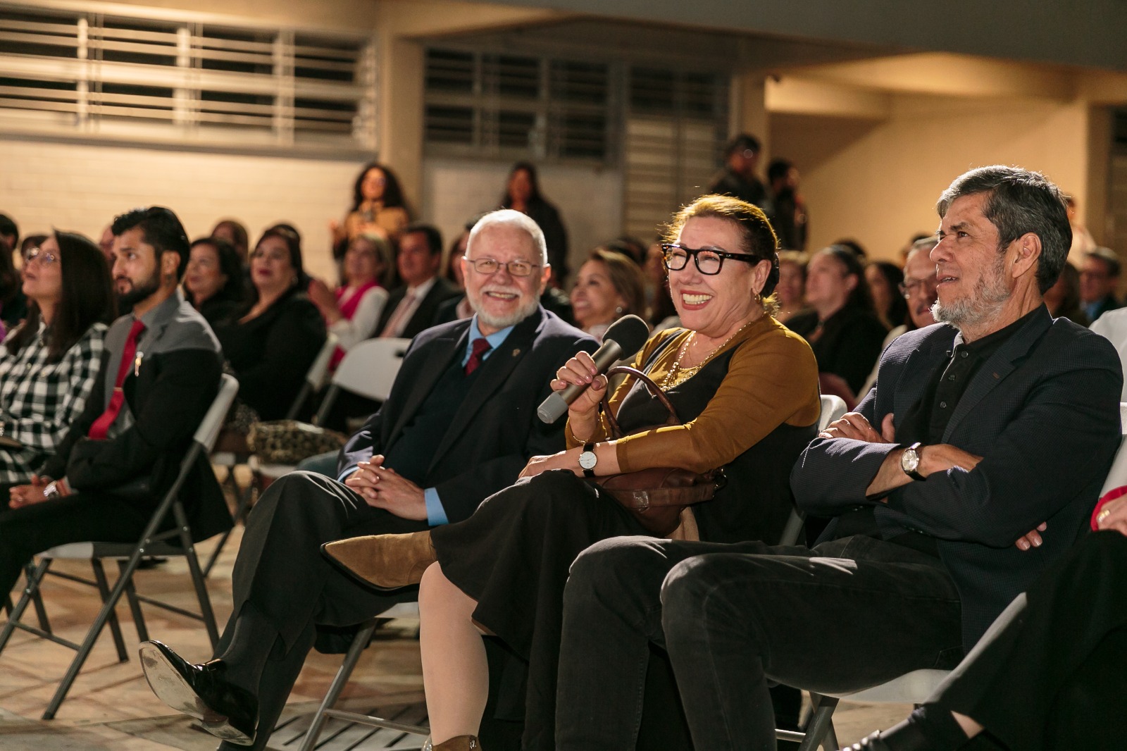 asistentes al evento sentados en patio