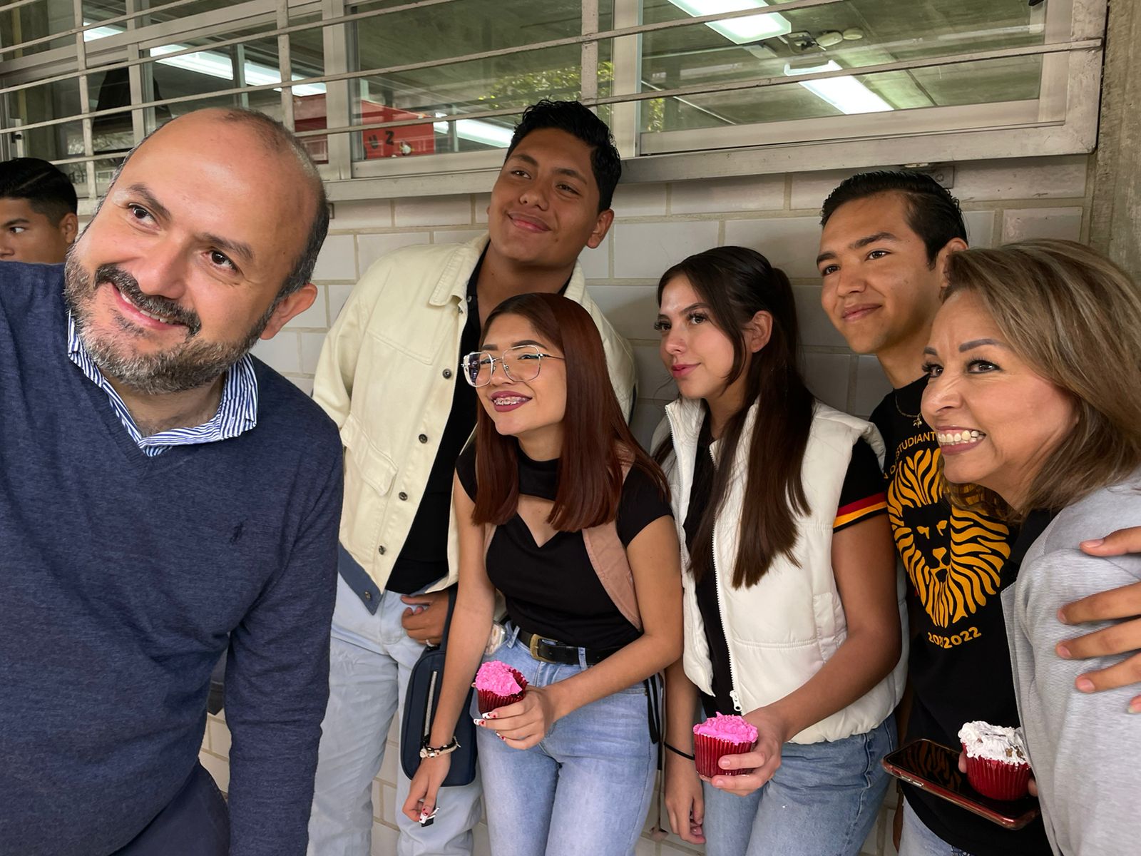 doctor Ricardo Villanueva Lomelí junto a directora y alumnos del plantel