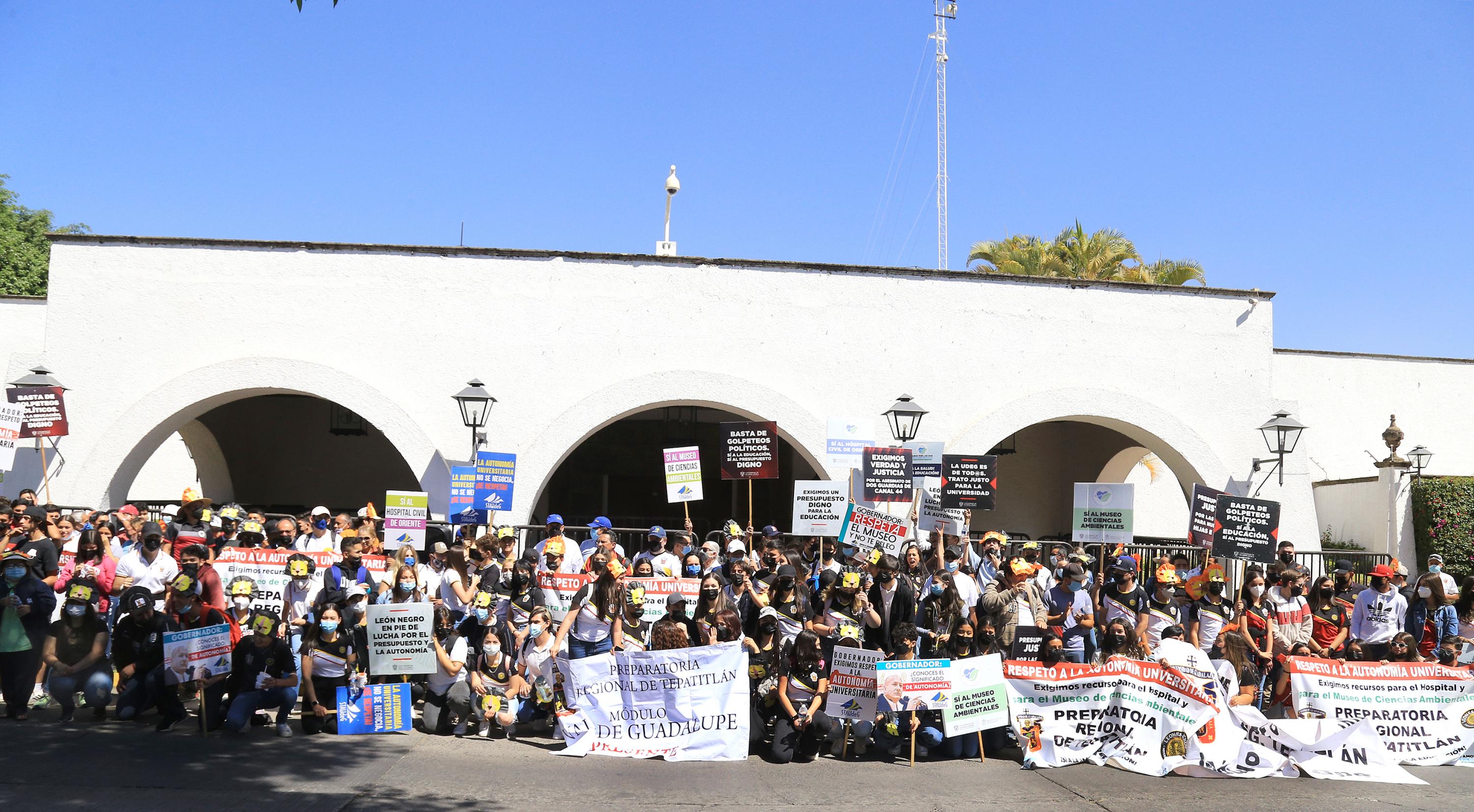 Participantes en contingente caminata por la autonomía
