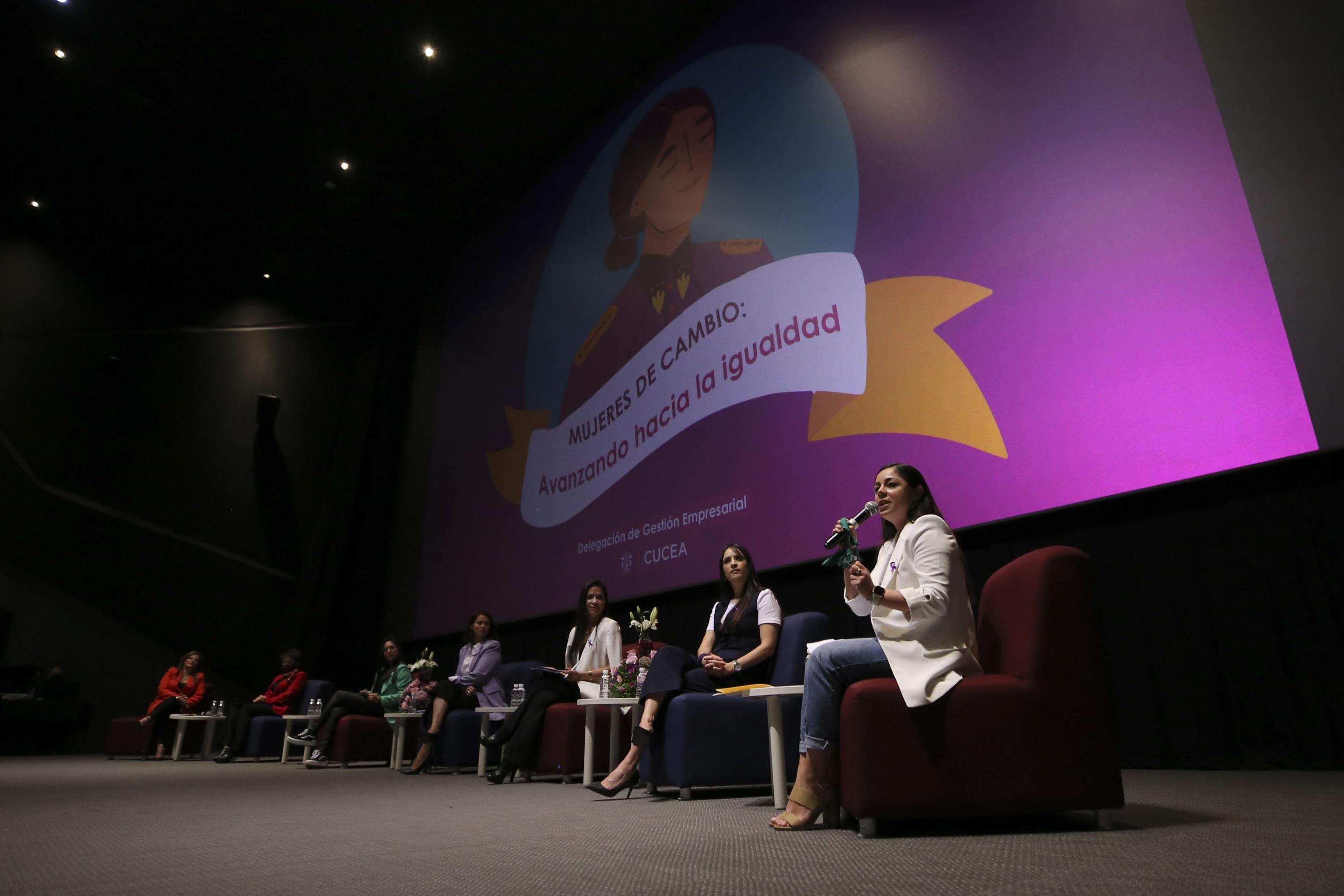 Participantes en panel Mujeres de cambio