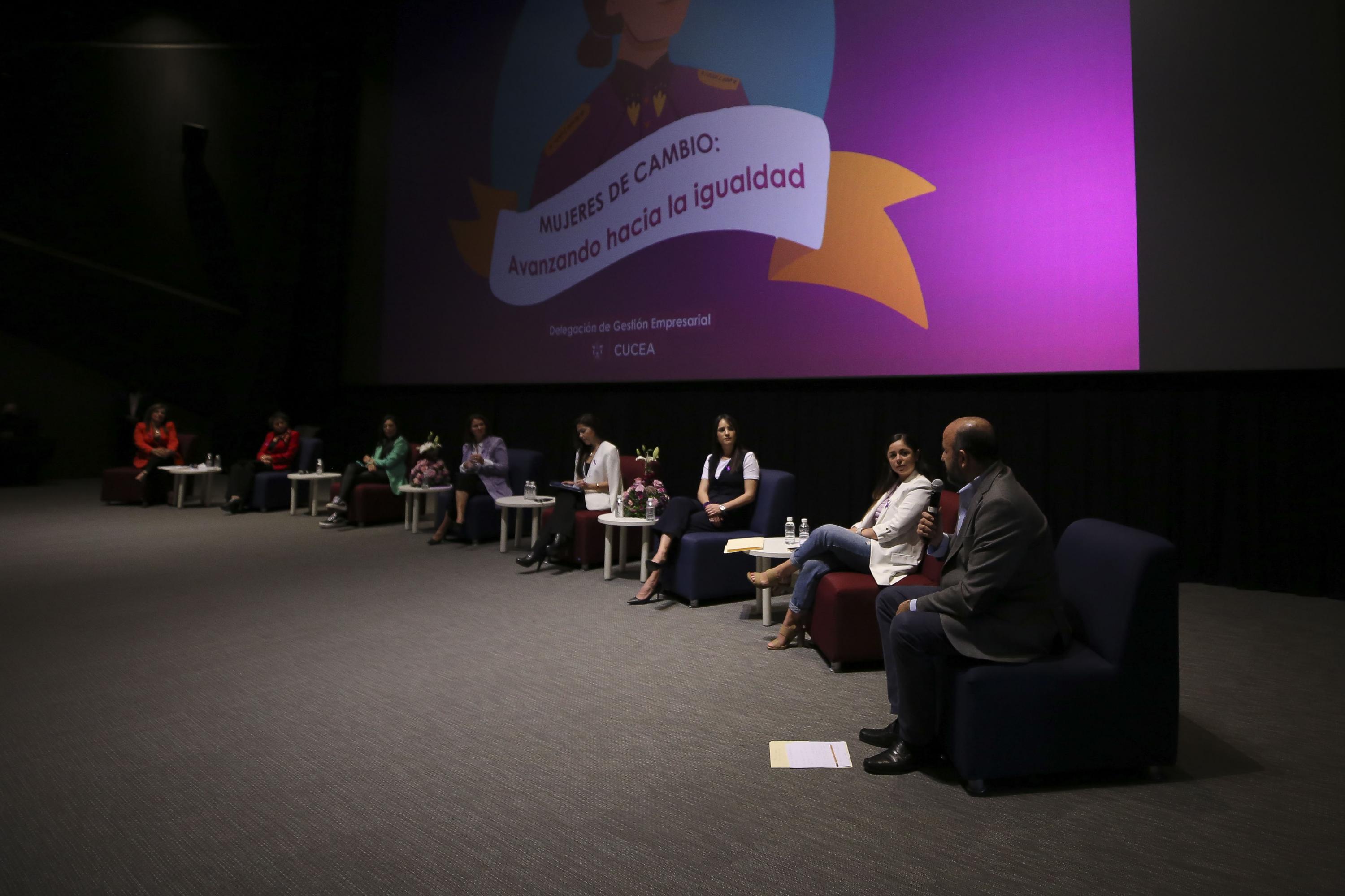Participantes en panel Mujeres de cambio con el rector general de la u d g