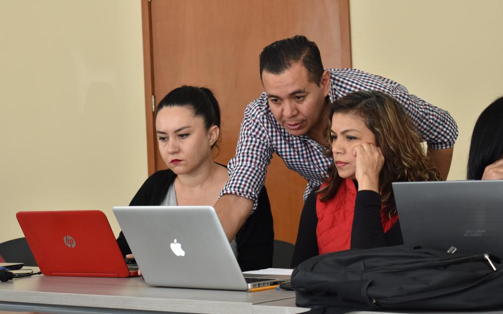 Docentes frente a computadora