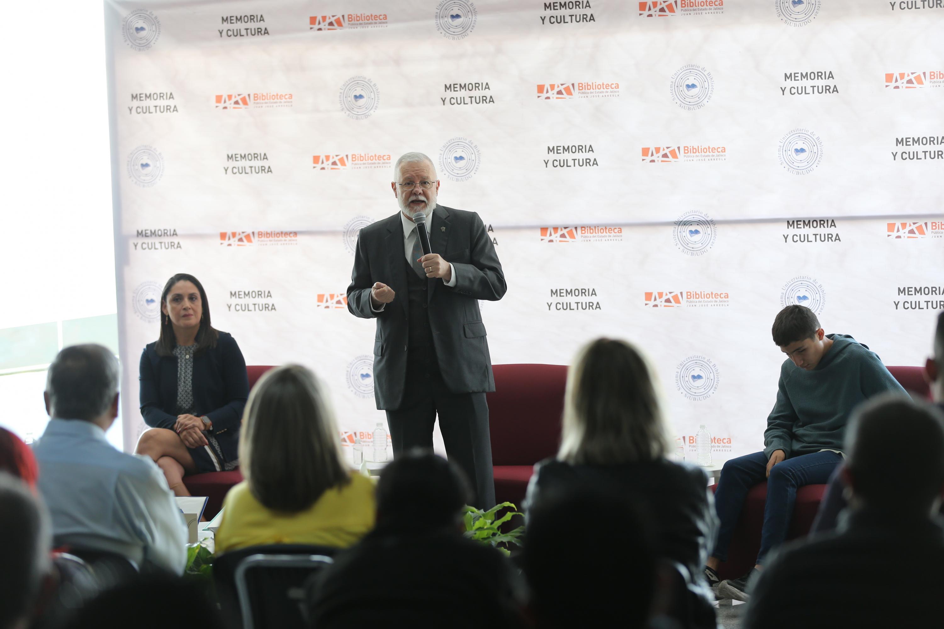 Autoridades del evento en presidium