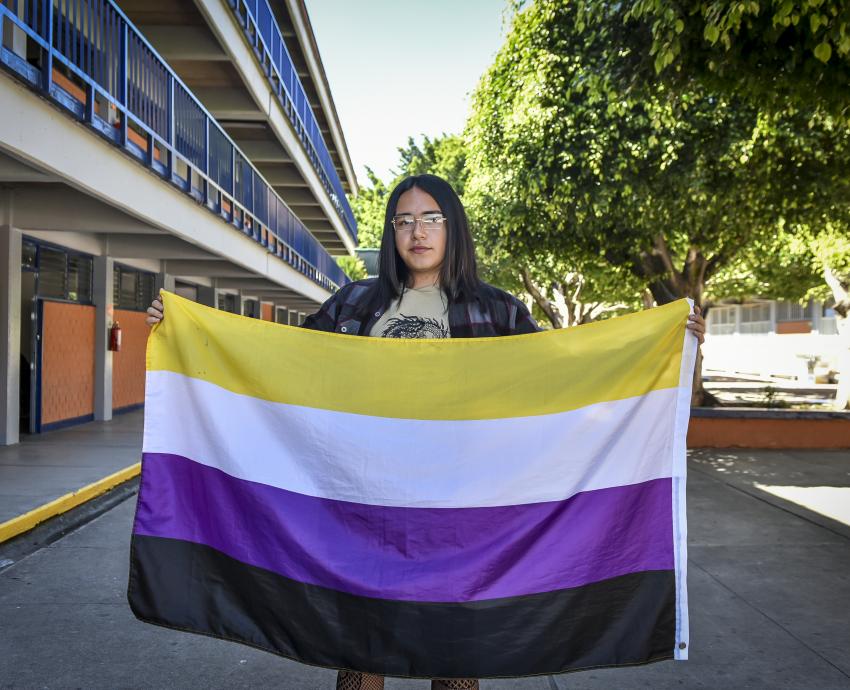 Mujer sostiene bandera Género no binario