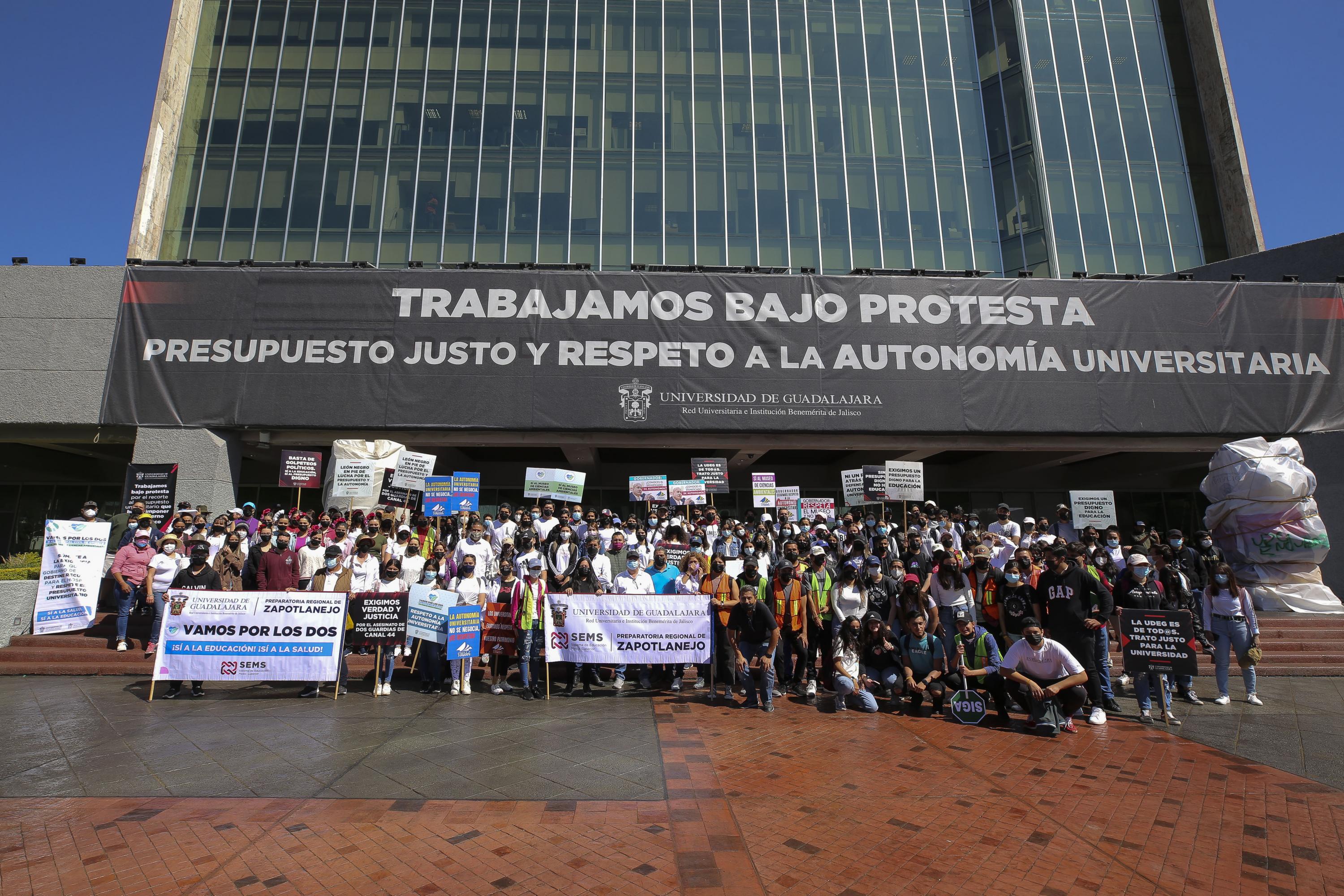Participantes en contingente caminata por la autonomía