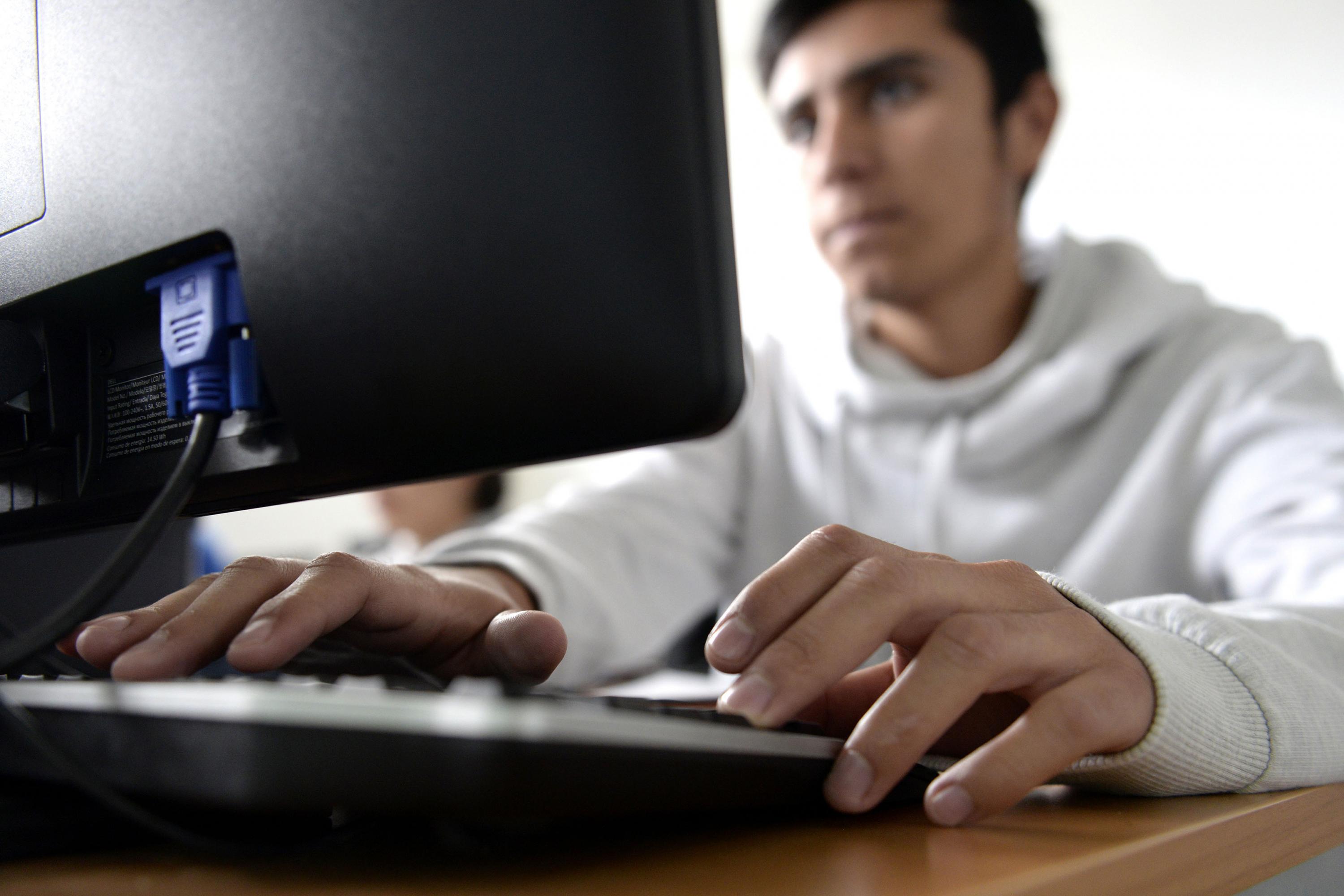 Persona frente a computadora