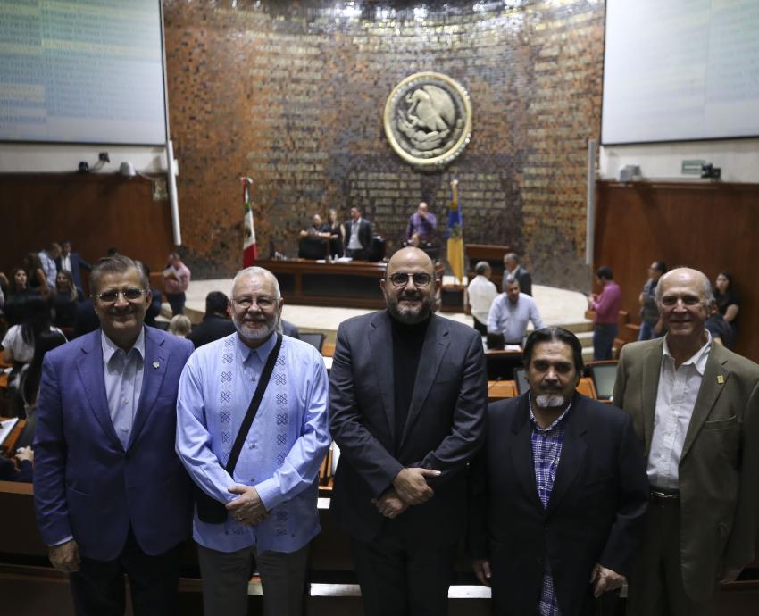 Integrantes de la comunidad universitaria en instalaciones del Congreso de Jalisco