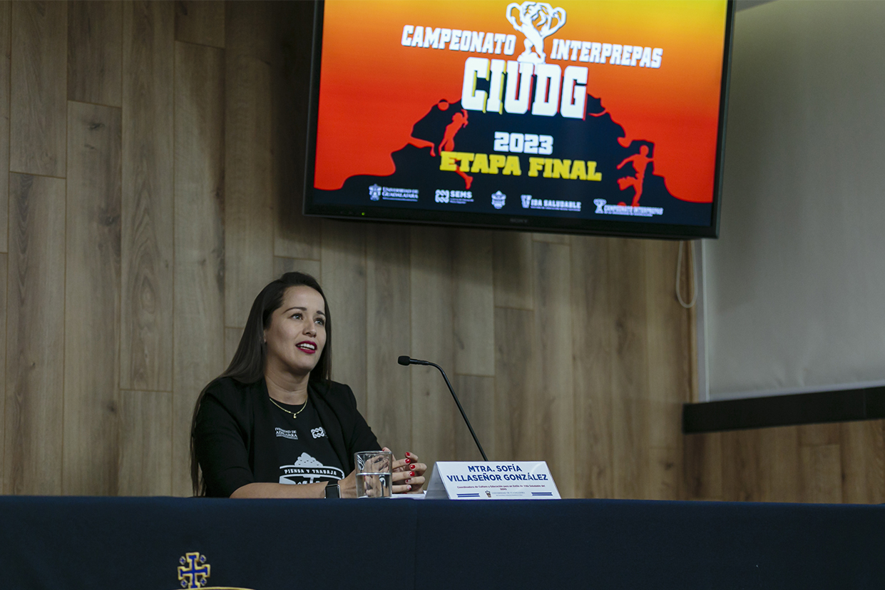 maestra Sofía Villaseñor González coordinadora de Cultura y Educación para un Estilo de Vida Saludable del SEMS en uso de la voz en rueda de prensa