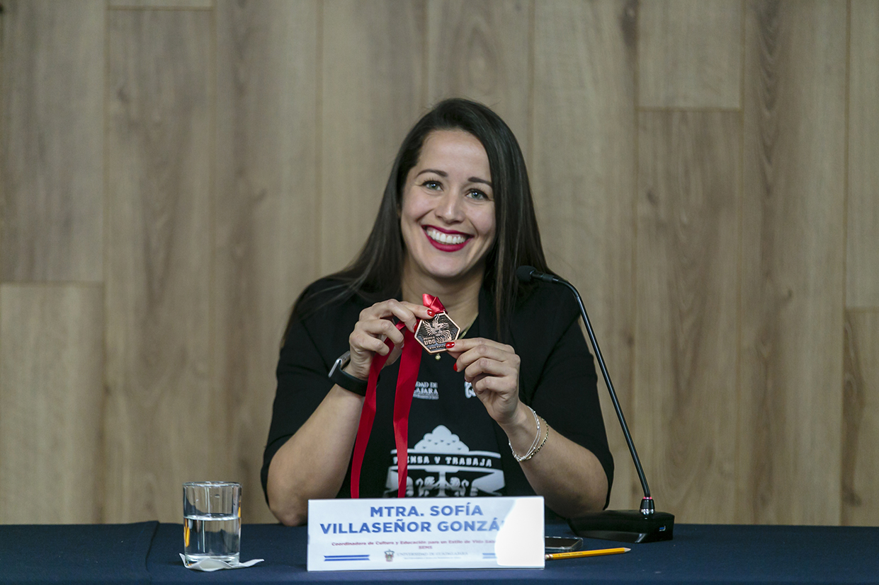 maestra Sofía Villaseñor González coordinadora de Cultura y Educación para un Estilo de Vida Saludable del SEMS en uso de la voz en rueda de prensa