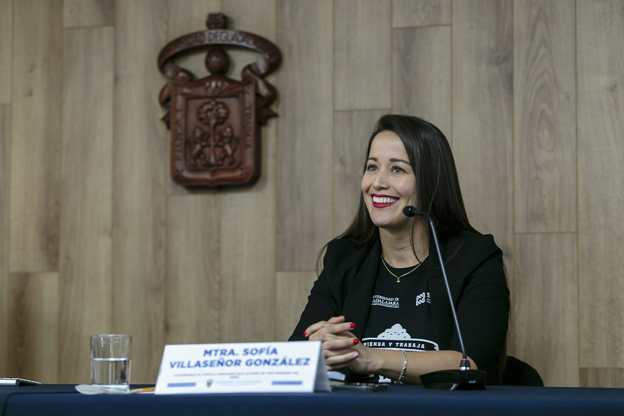 maestra Sofía Villaseñor González coordinadora de Cultura y Educación para un Estilo de Vida Saludable del SEMS en uso de la voz en rueda de prensa