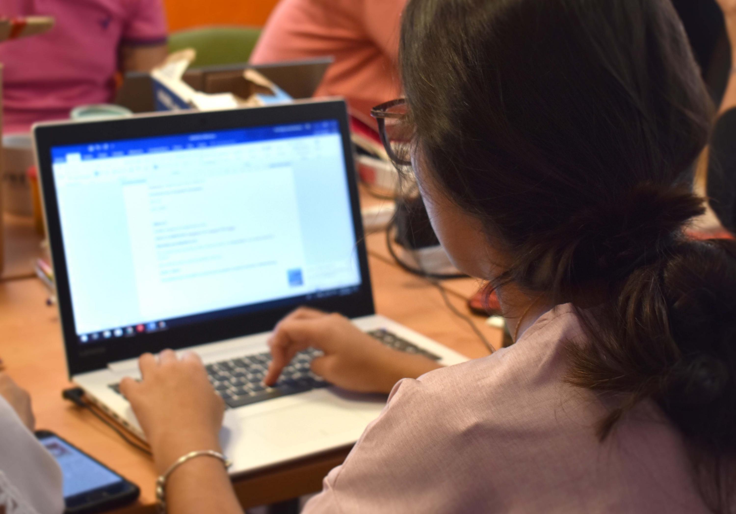 Persona frente a computadora