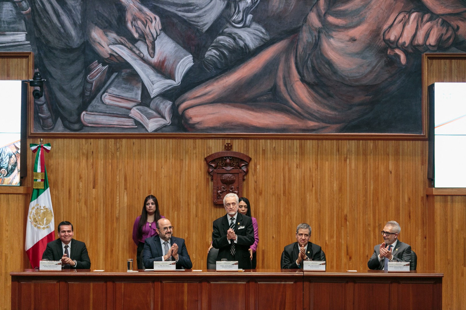 Autoridades del evento en presidium en auditorio