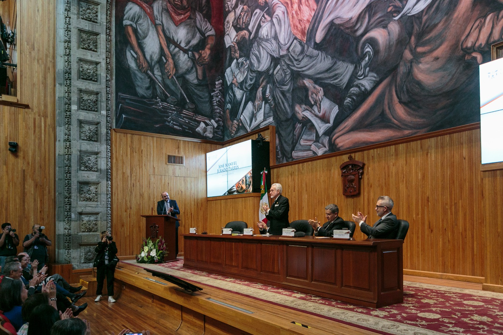 Autoridades del evento en presidium en auditorio