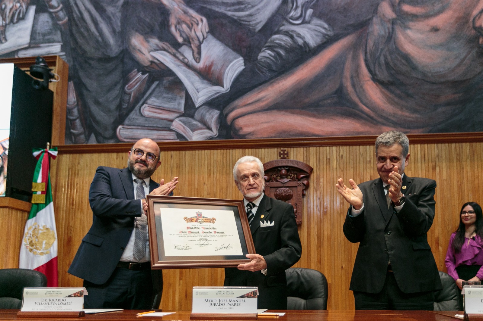 Autoridades del evento de pie en presidium junto al homenajeado