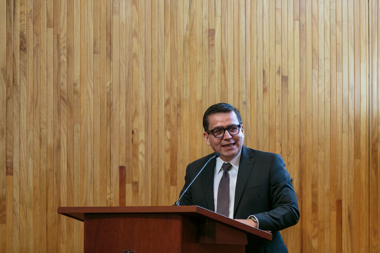 maestro César Barba Delgadillo en pódium en uso de la voz