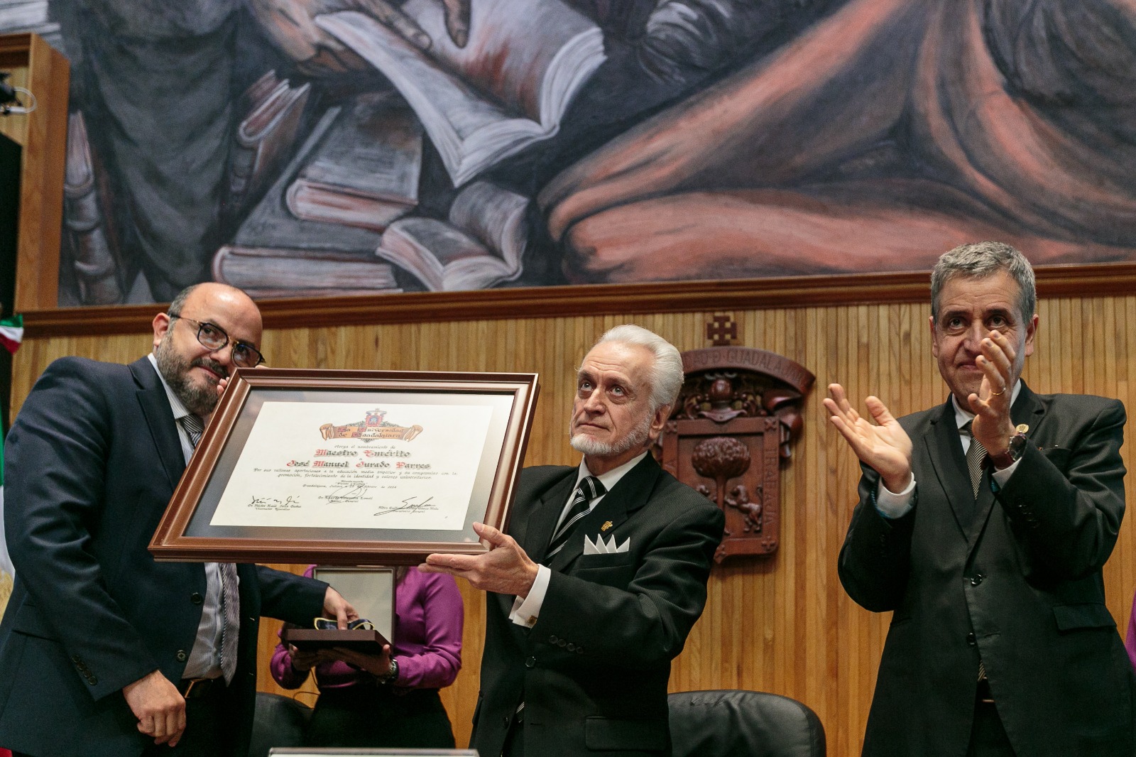 Rector General de la u d g de pie en presidium junto al homenajeado