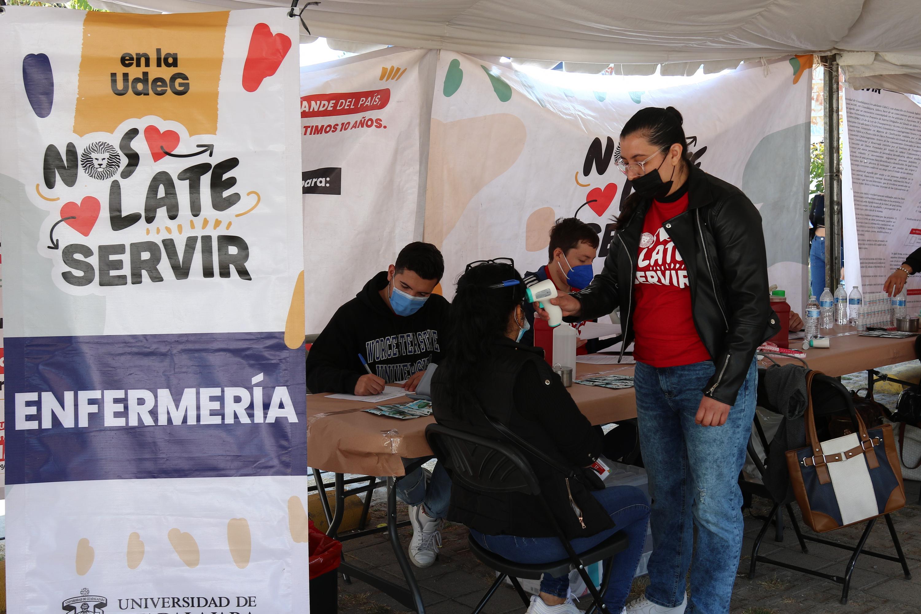 Participantes de brigada Nos late servir atiende paciente