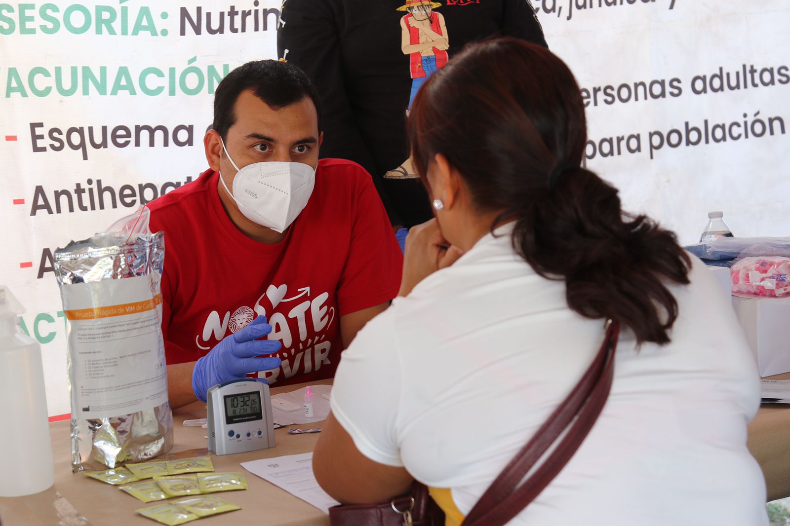 Participantes de brigada Nos late servir atiende paciente