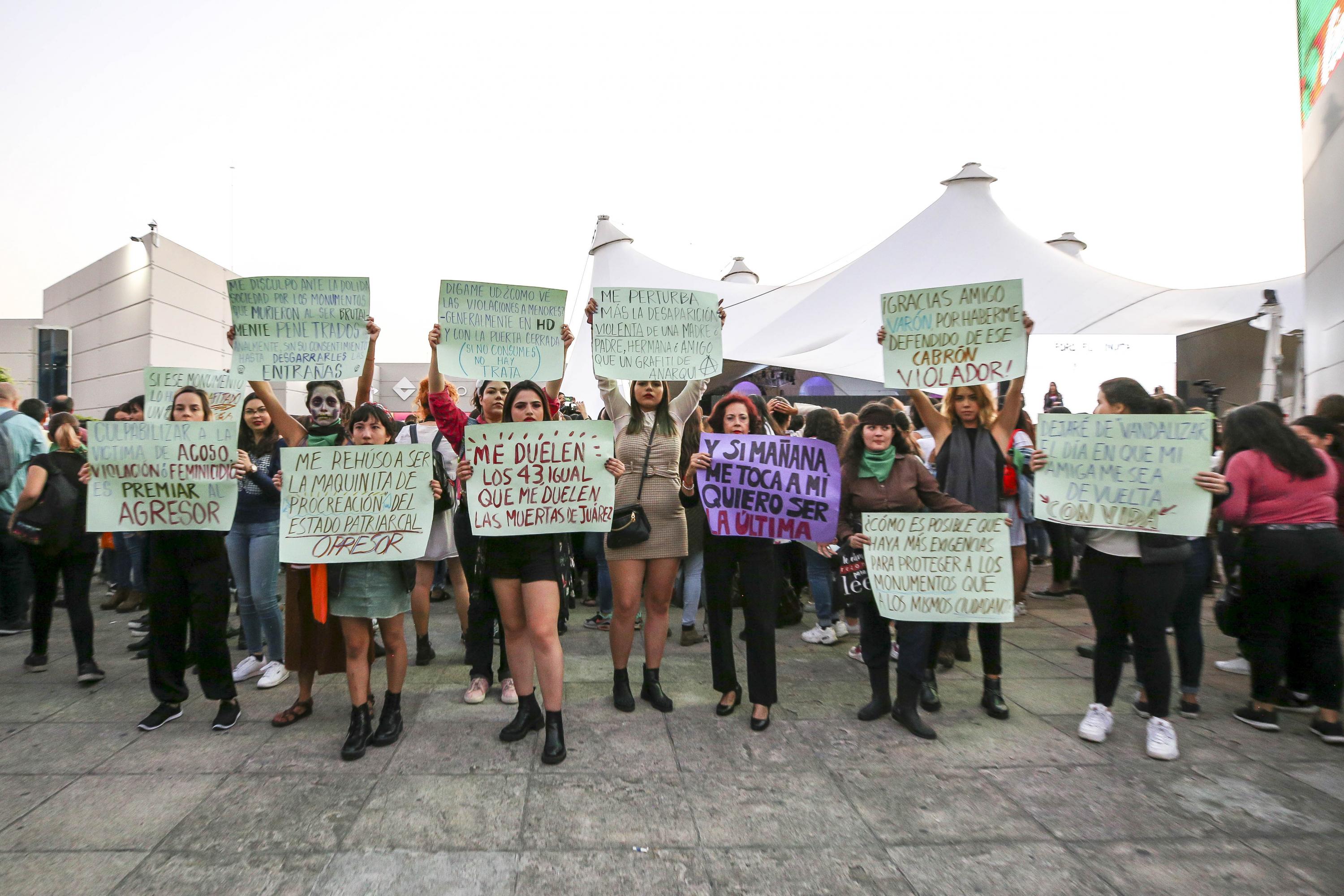Participantes en encuentro con pancartas