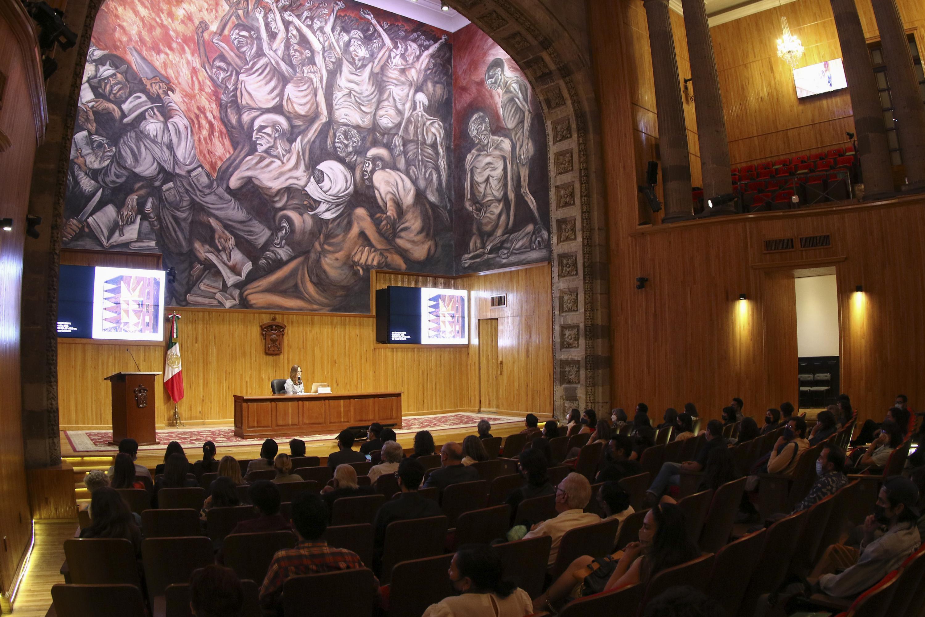 Expositor frente asistentes en auditorio
