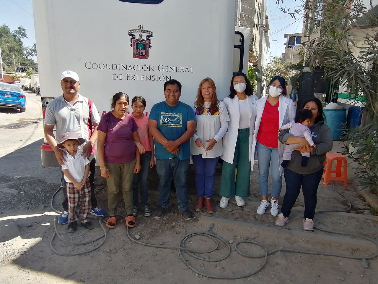 Participantes de brigada Nos late servir atiende paciente
