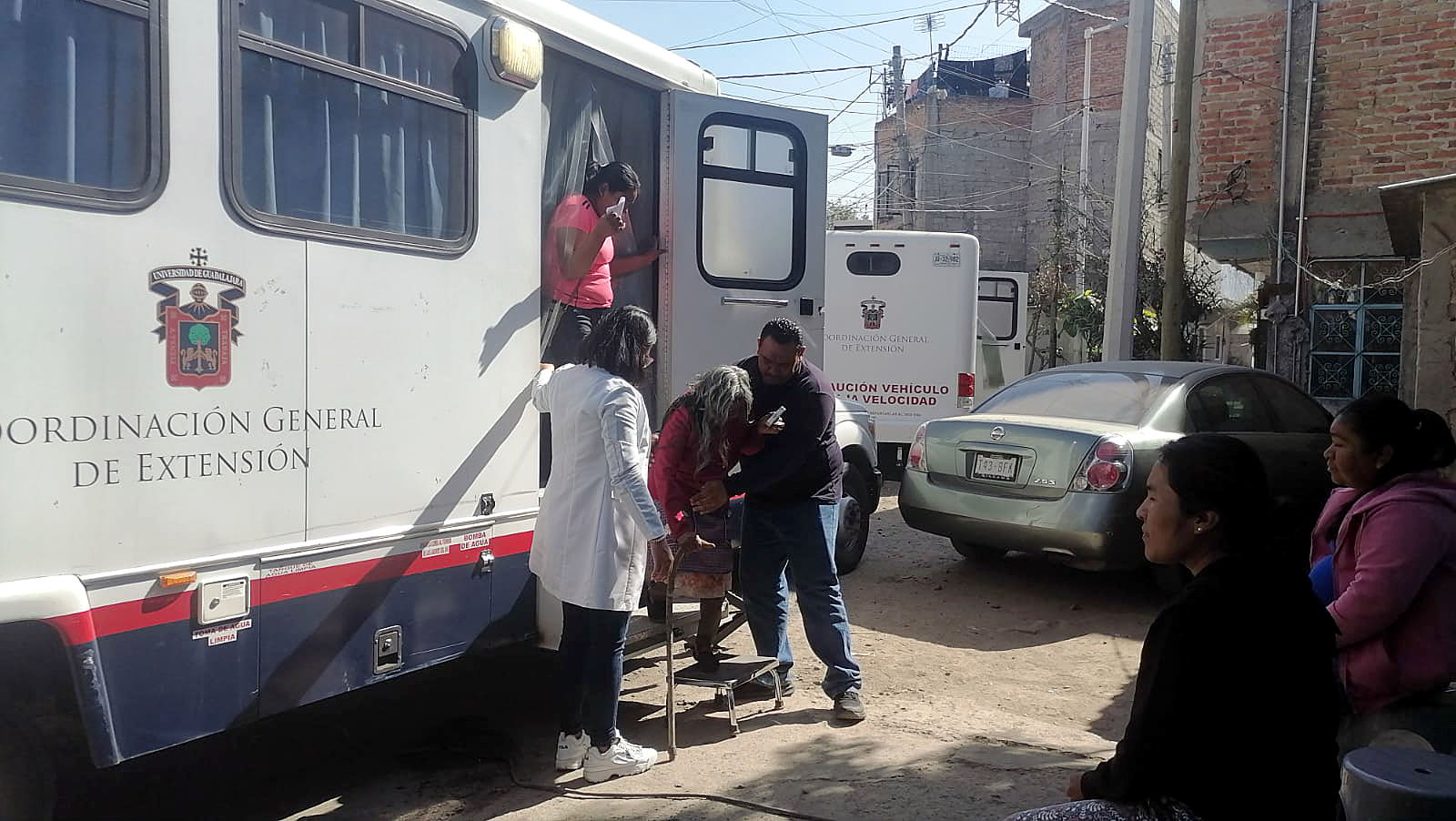 Participantes de brigada Nos late servir atiende paciente