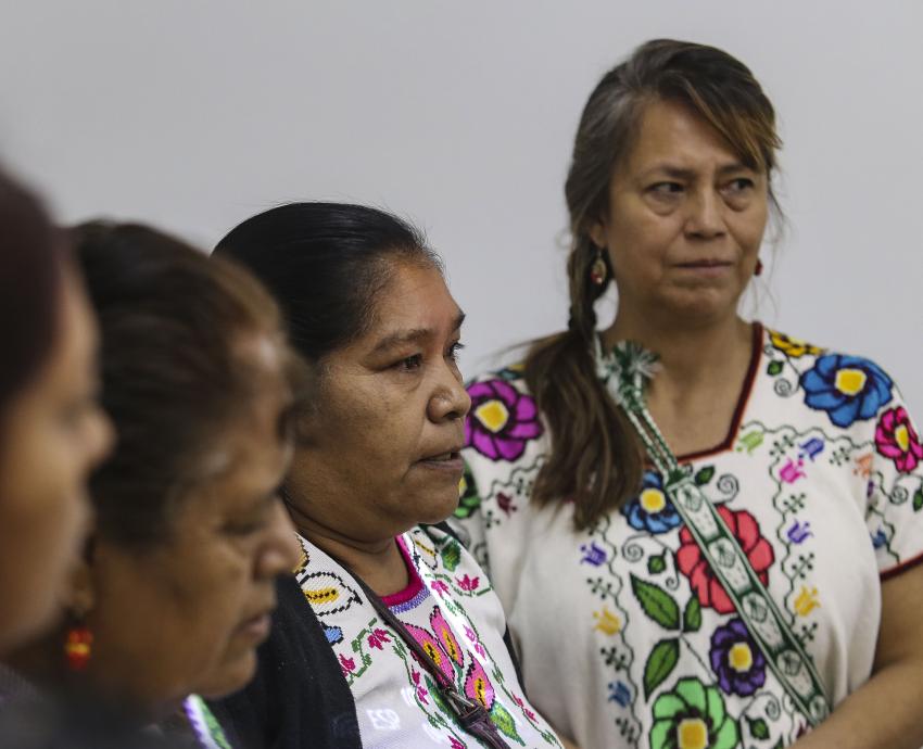 grupo de mujeres indígenas participan en reunión