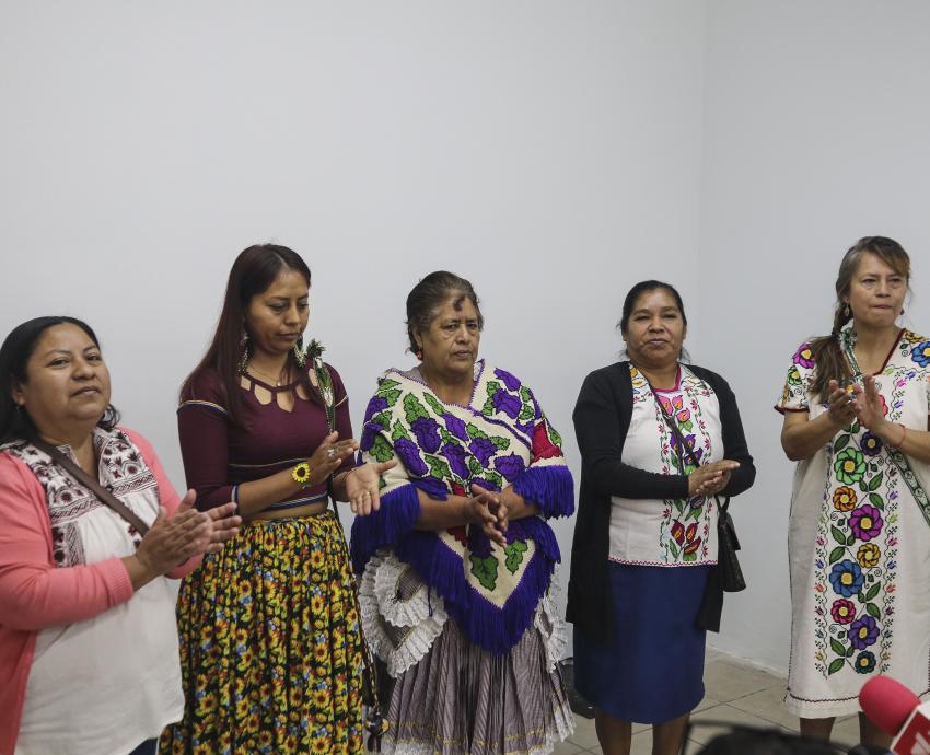 grupo de mujeres indígenas de pie participan en reunión