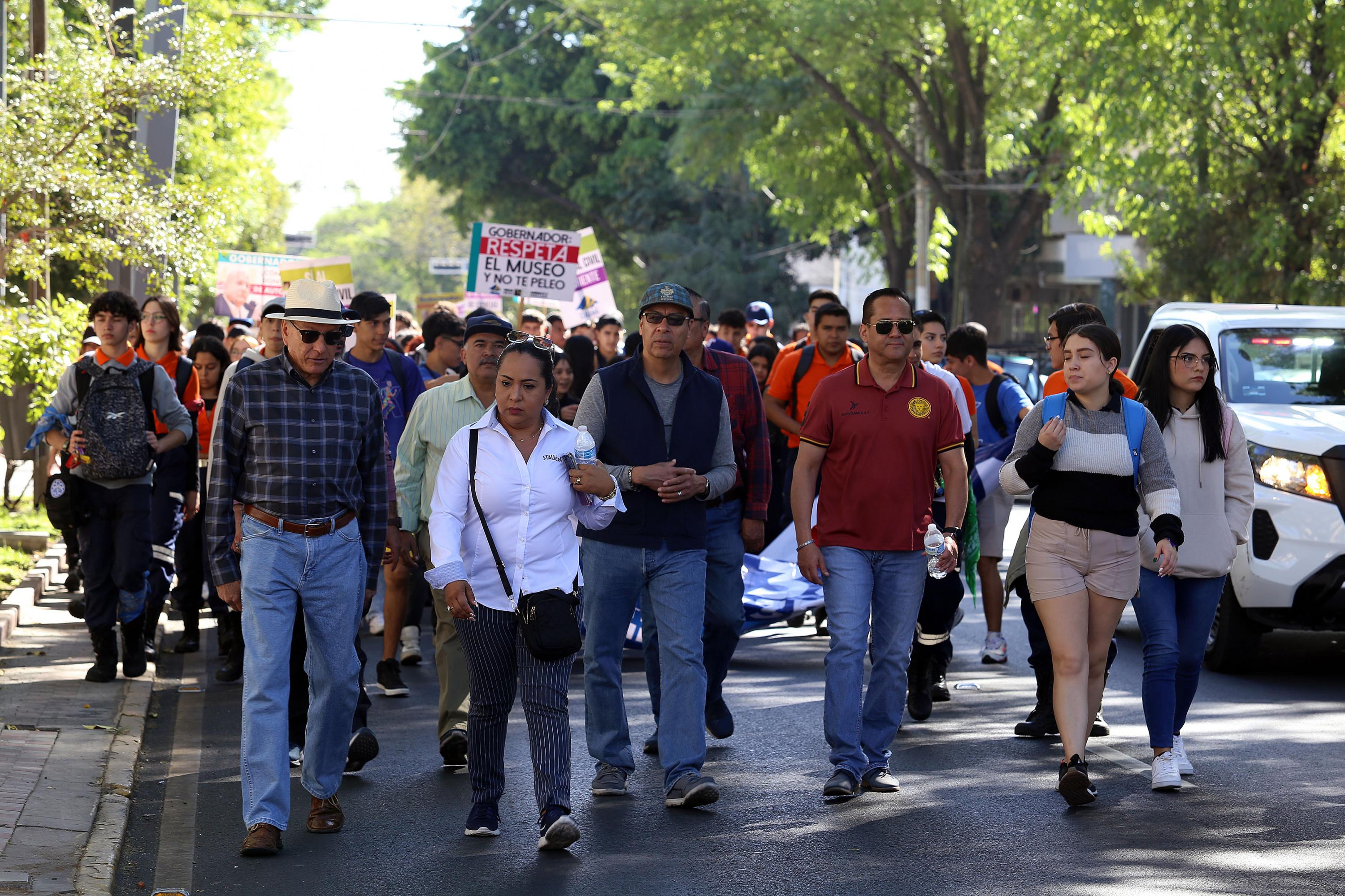 Participantes en contingente caminata por la autonomía Caminata por la Autonomía, la Educación y la Salud