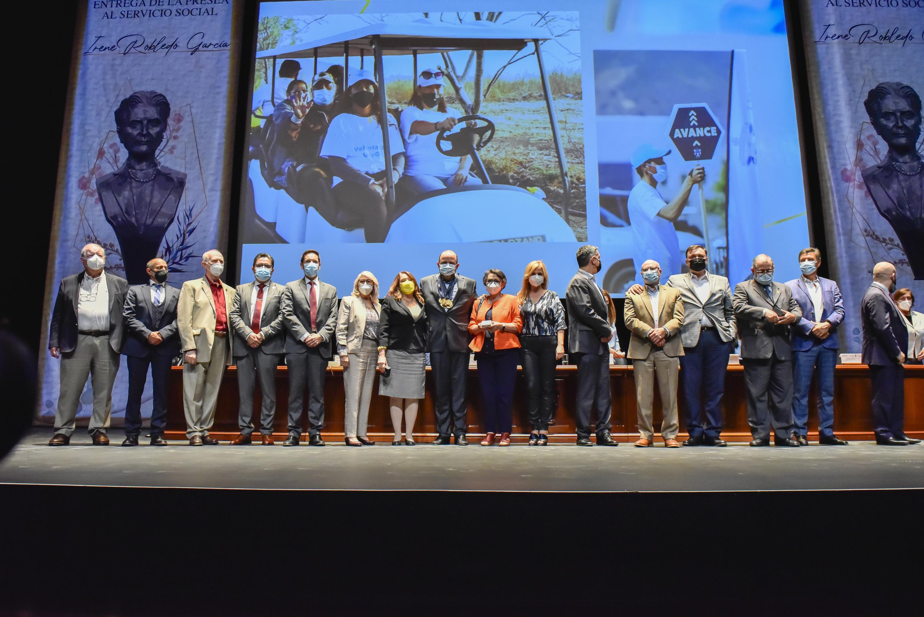 Grupo de participantes que asistieron al evento