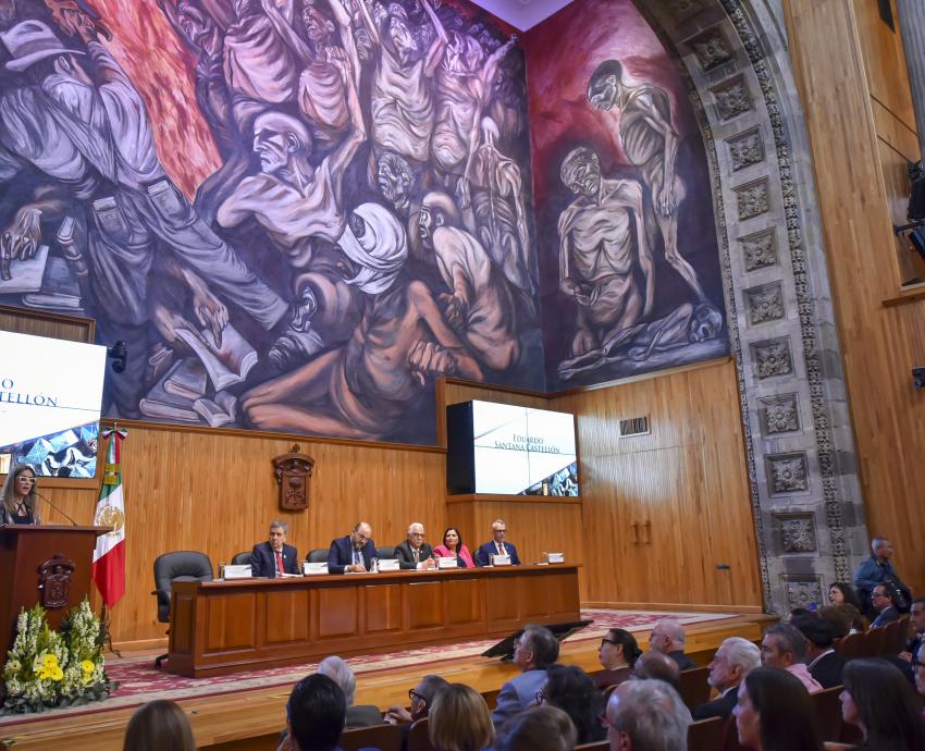 Autoridades del evento sentados en presidium