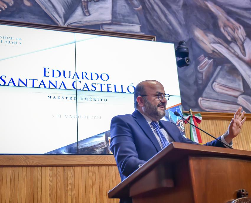 rector general de la Universidad de Guadalajara doctor Ricardo Villanueva Lomelí en uso de la voz en pódium