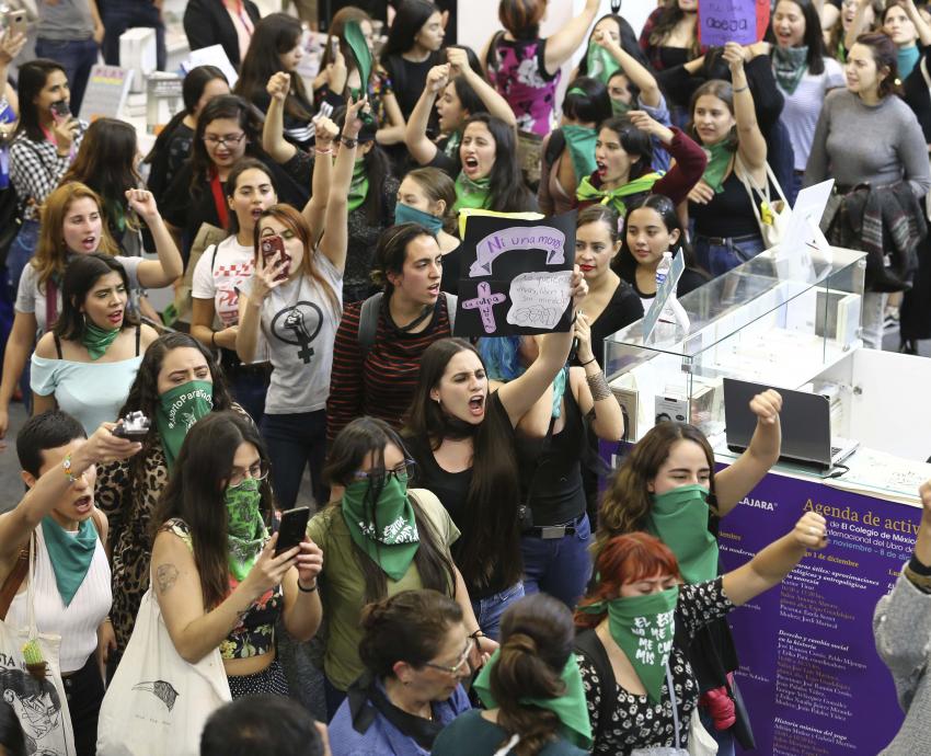 Grupo de mujeres manifestandose en la vía pública