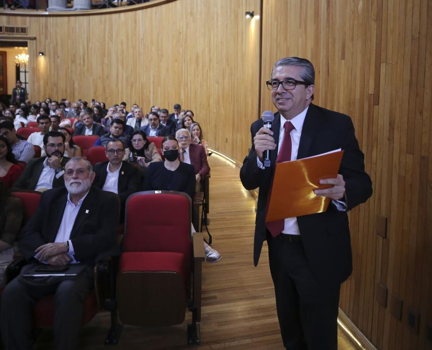 Coordinador Ejecutivo del Centro Universitario de Guadalajara, maestro Alberto Castellanos Gutiérrez de pie en uso de la voz