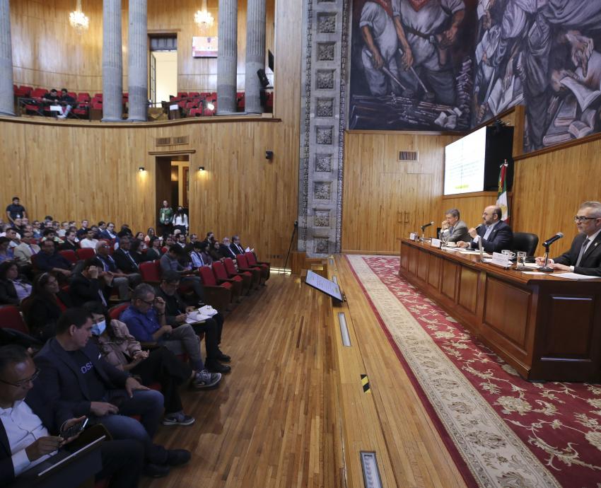 Autoridades del evento sentados en presidium frente a asistentes en auditorio