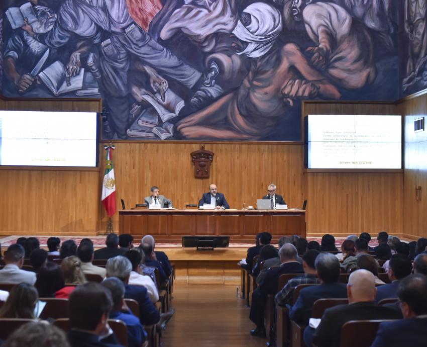 Autoridades del evento sentados en presidium frente a asistentes en auditorio