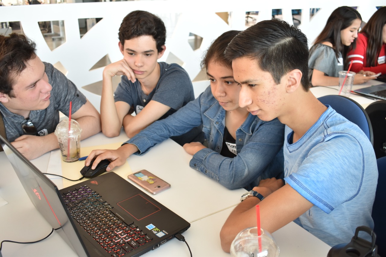 Jóvenes frente a computadora