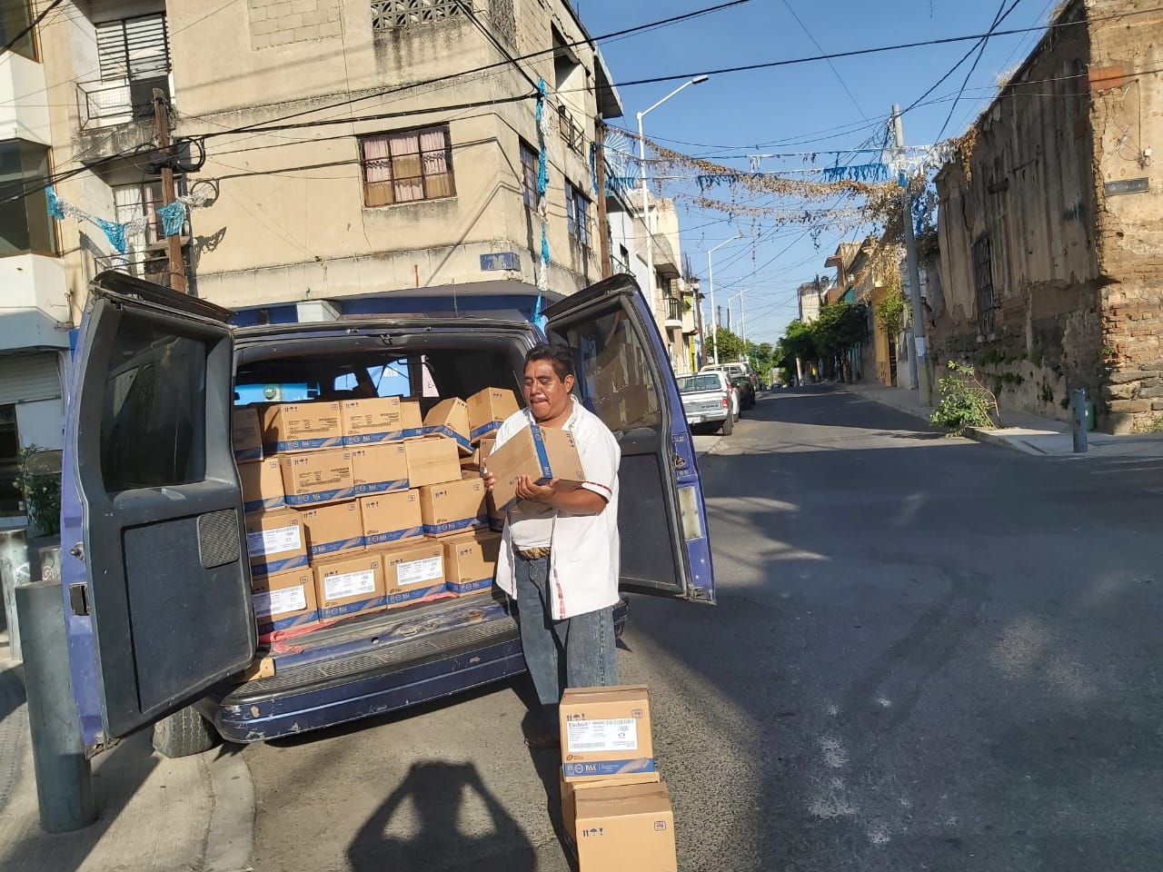 Hombre descarga mercancia de camioneta