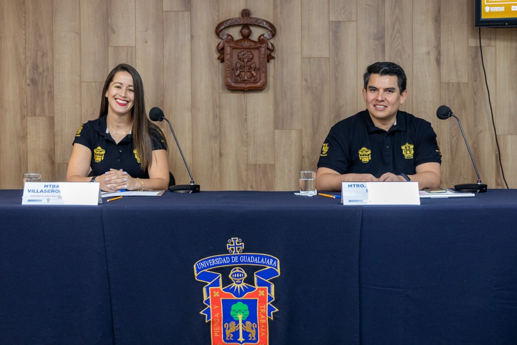 Autoridad del evento sentados en rueda de prensa