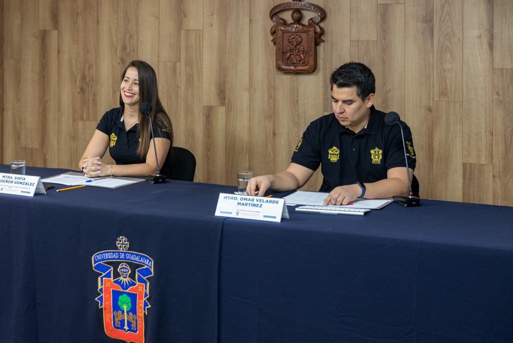 Autoridad del evento sentados en rueda de prensa