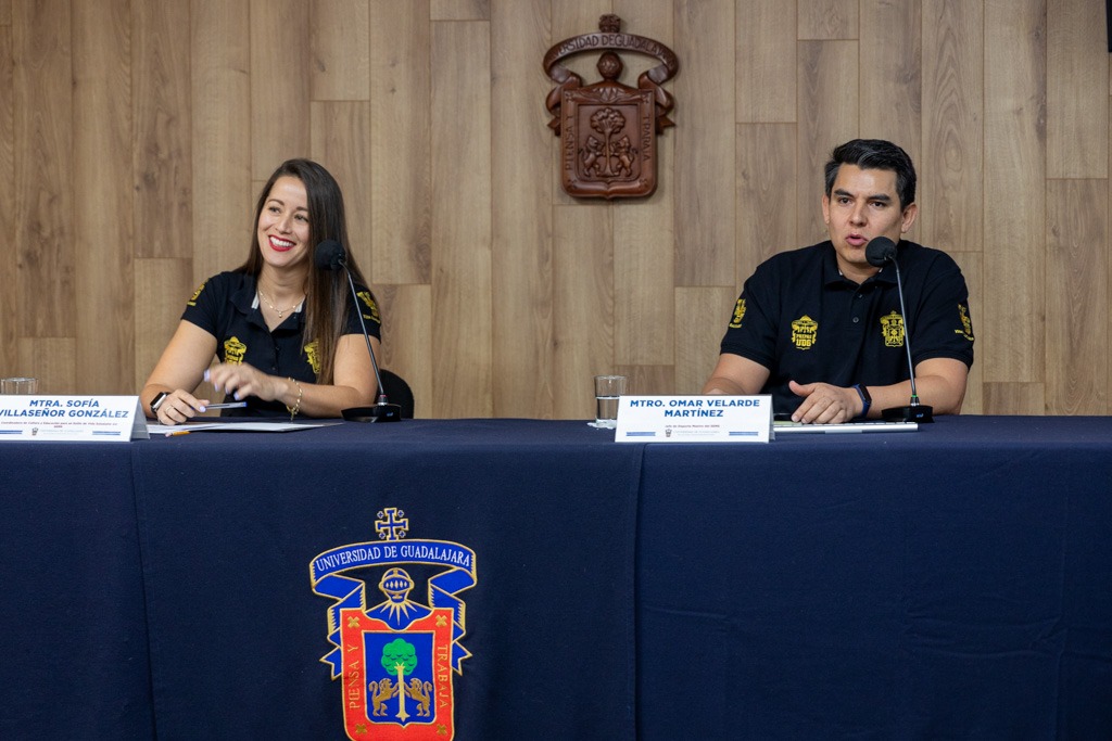 Autoridad del evento sentados en rueda de prensa