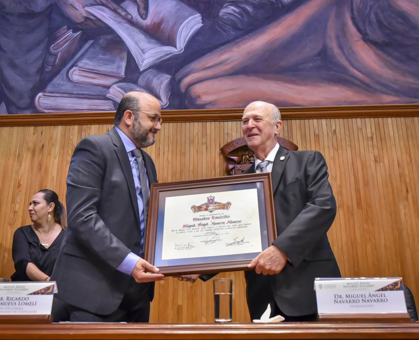 rector general de la u d g doctor Ricardo Villanueva Lomelí entrega reconocimiento a homenajeado