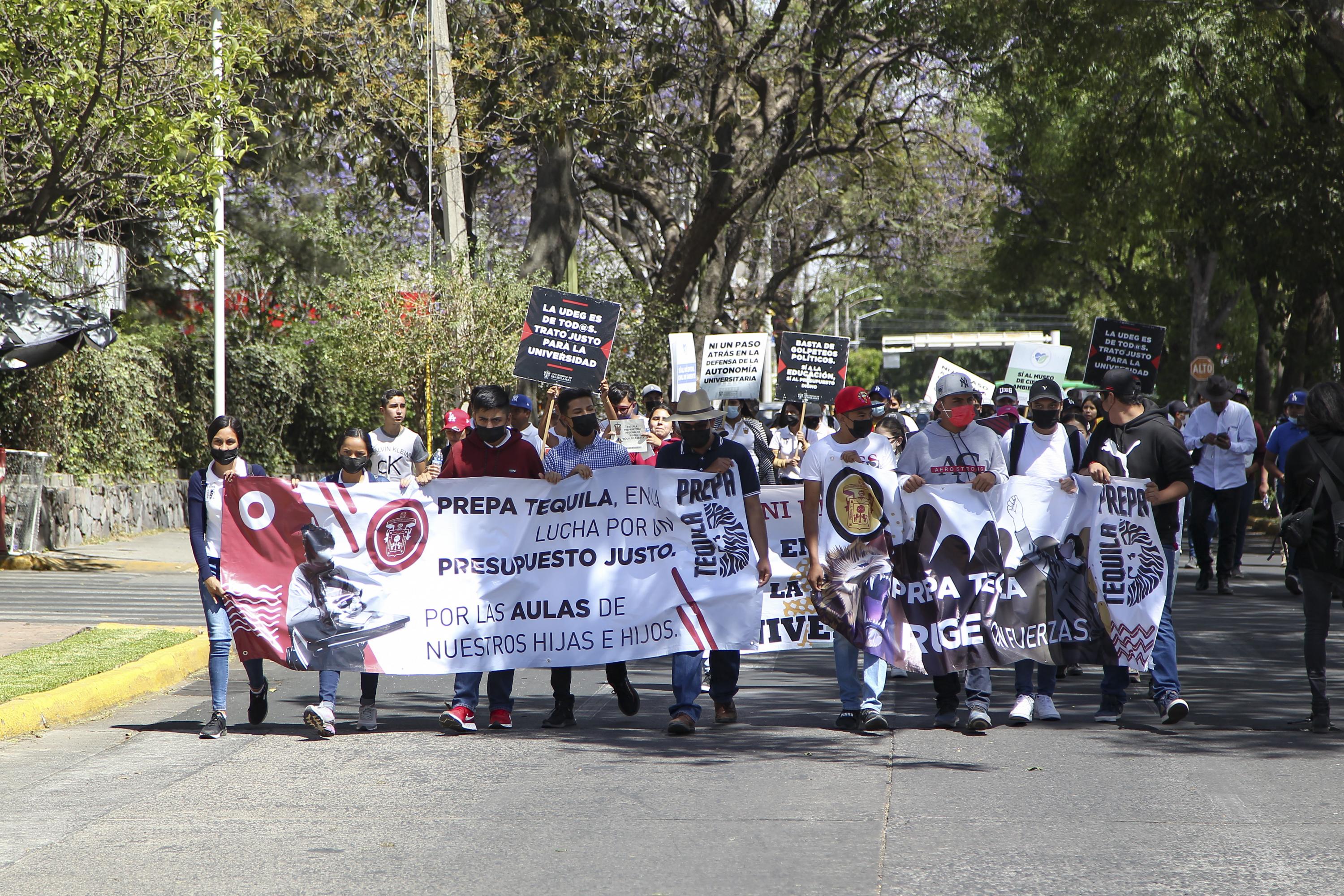 Participantes en contingente caminata por la Autonomía, la Salud y la Educación
