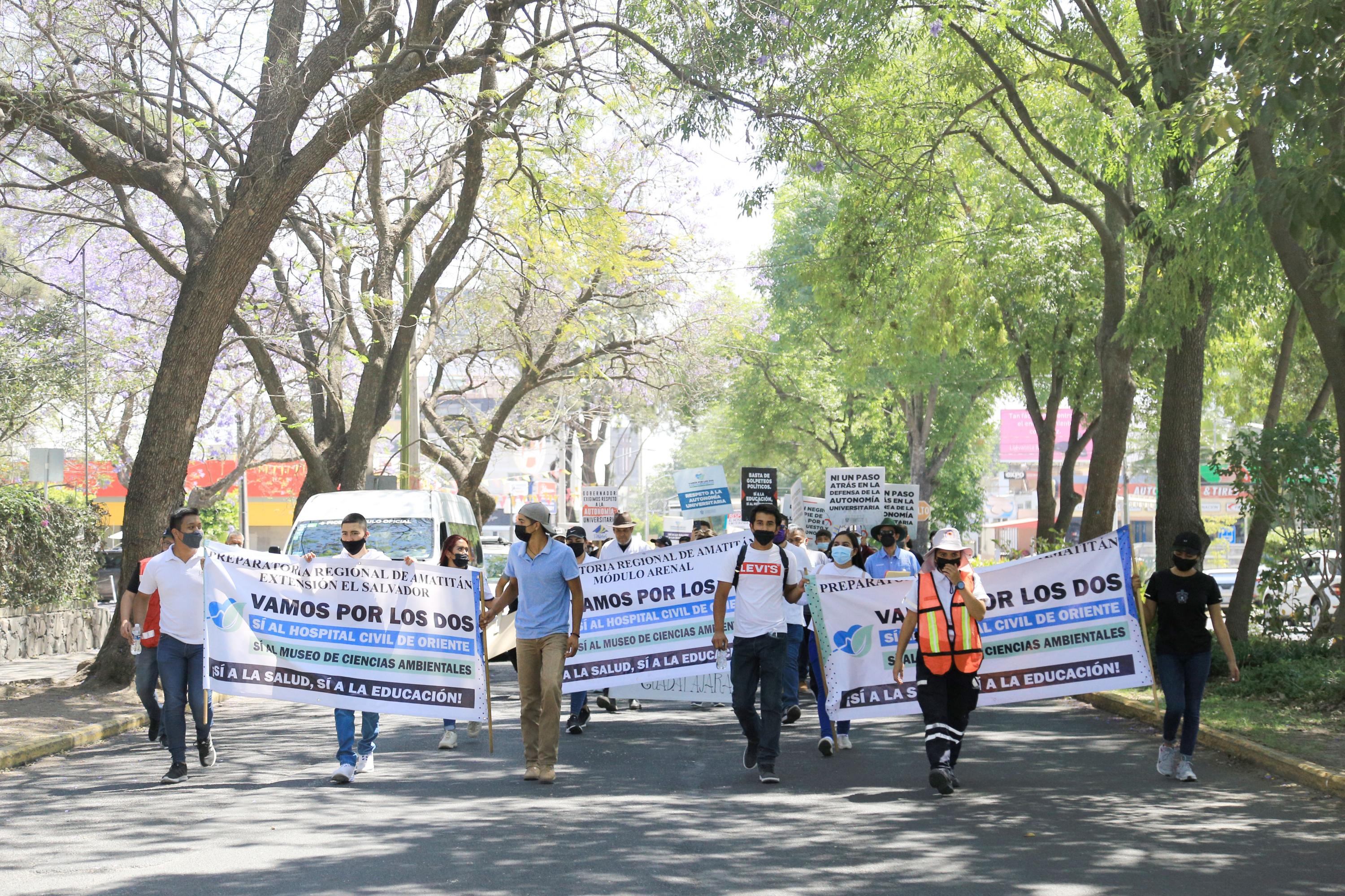 Participantes en contingente caminata por la Autonomía, la Salud y la Educación