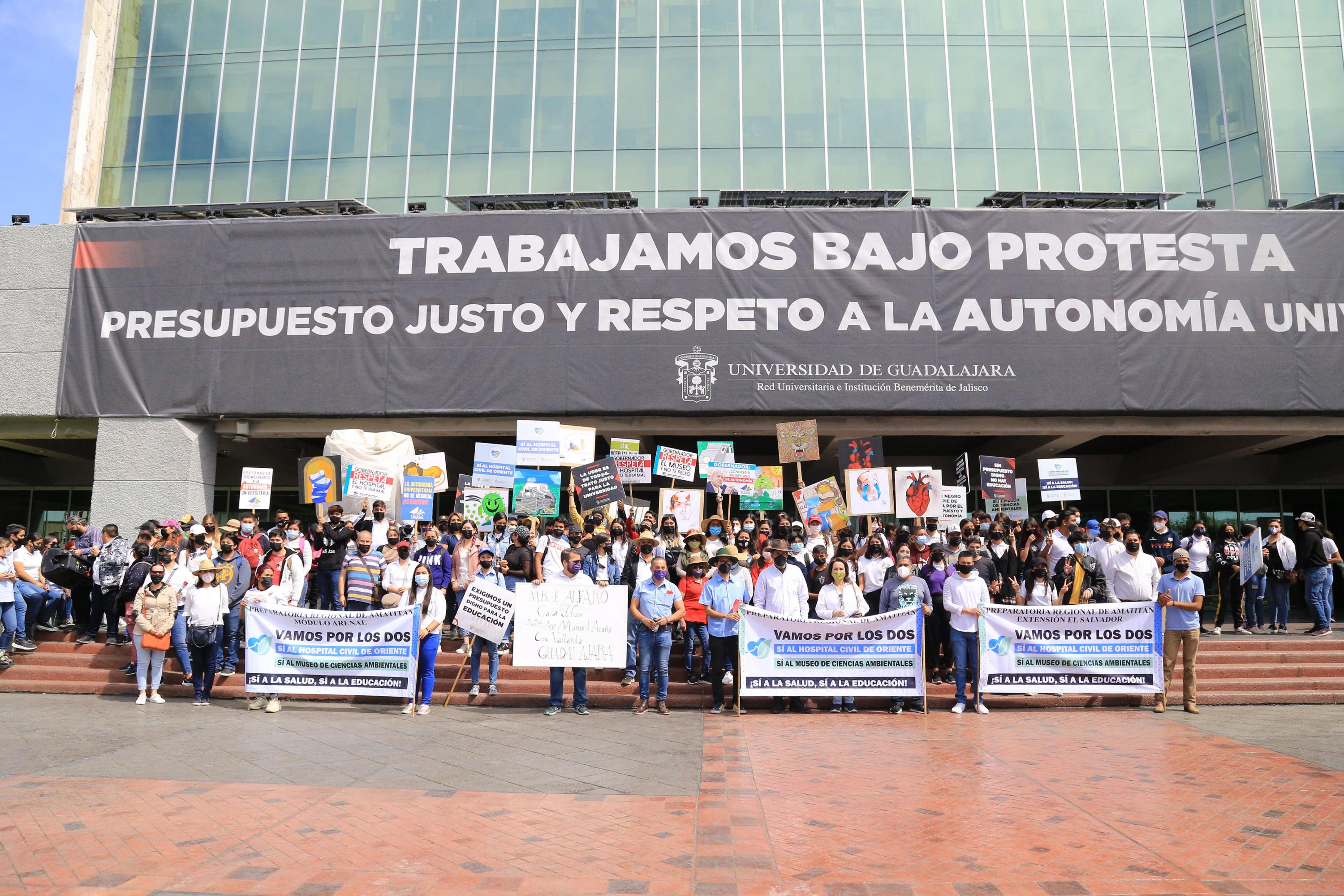 Participantes en contingente caminata por la Autonomía, la Salud y la Educación