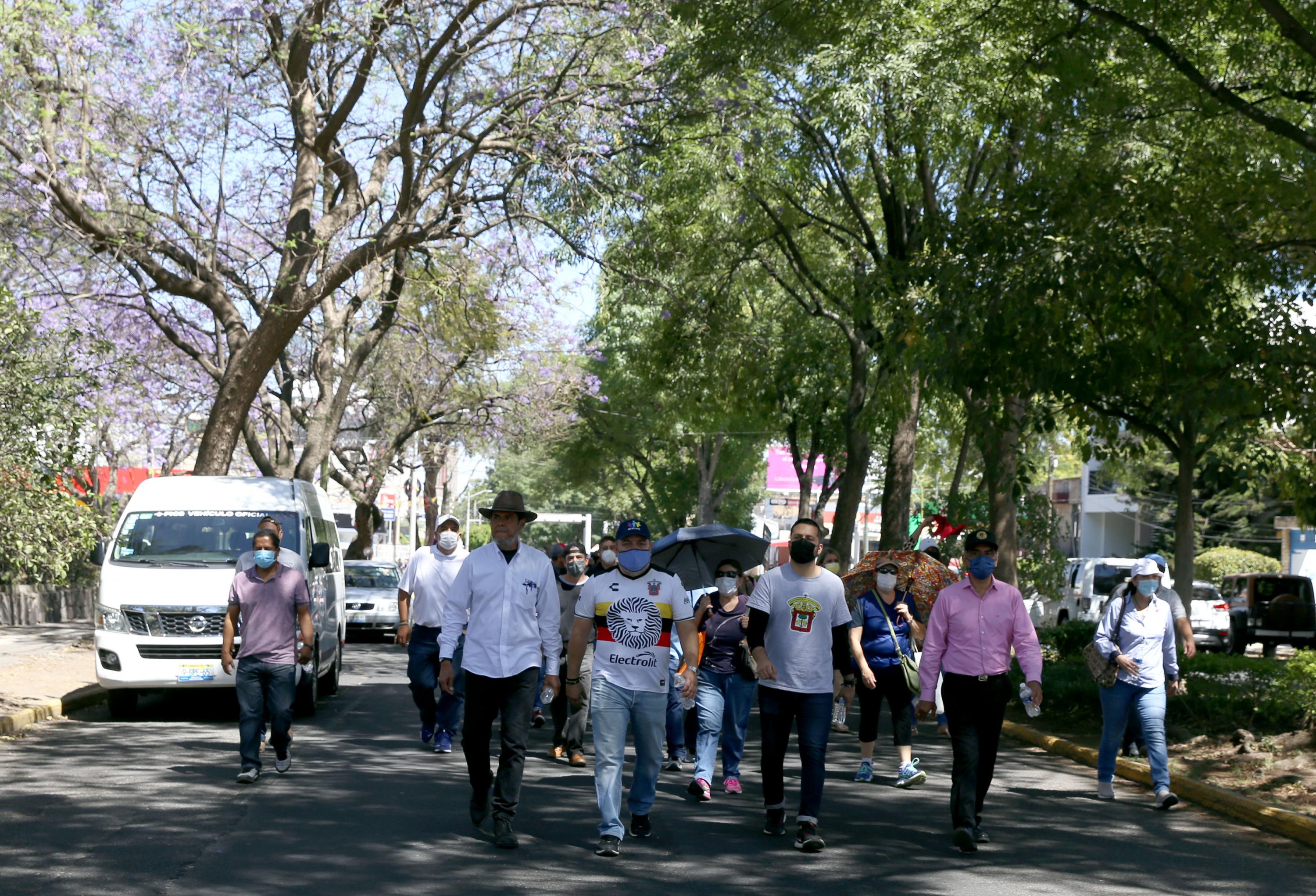 Participantes en contingente caminata por la Autonomía, la Salud y la Educación