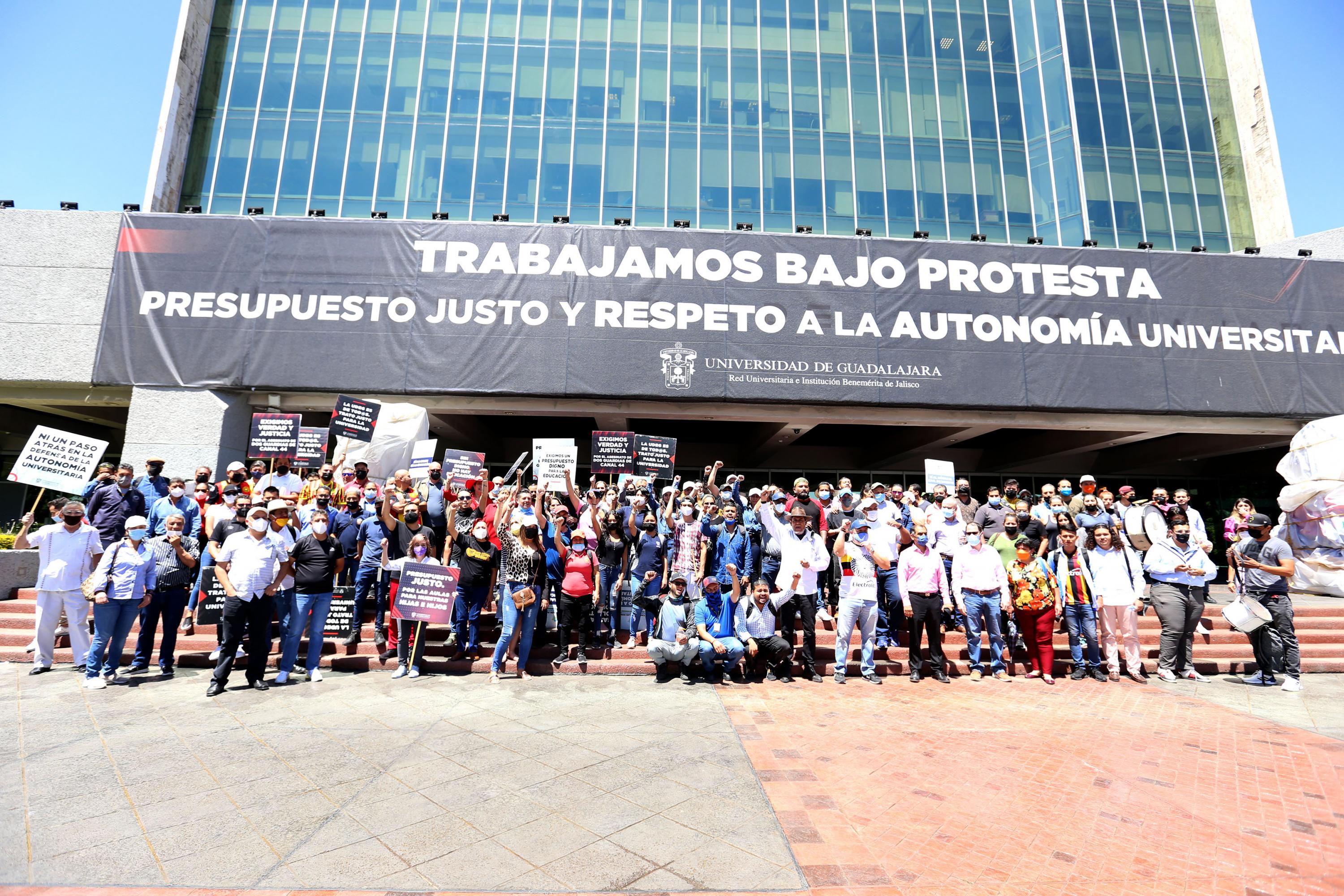 Participantes en contingente caminata por la Autonomía, la Salud y la Educación
