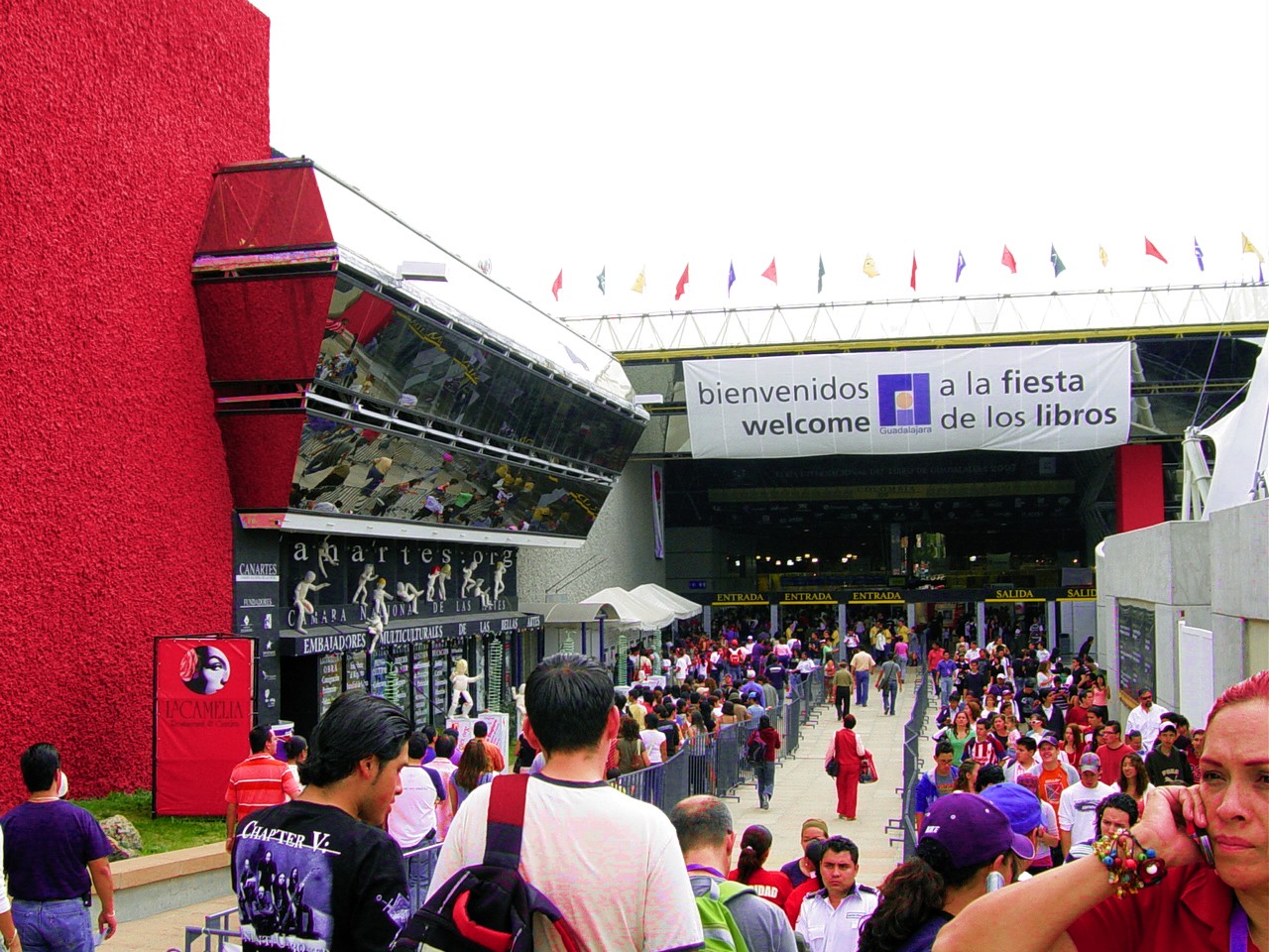 Personas en ingreso expo guadalajara