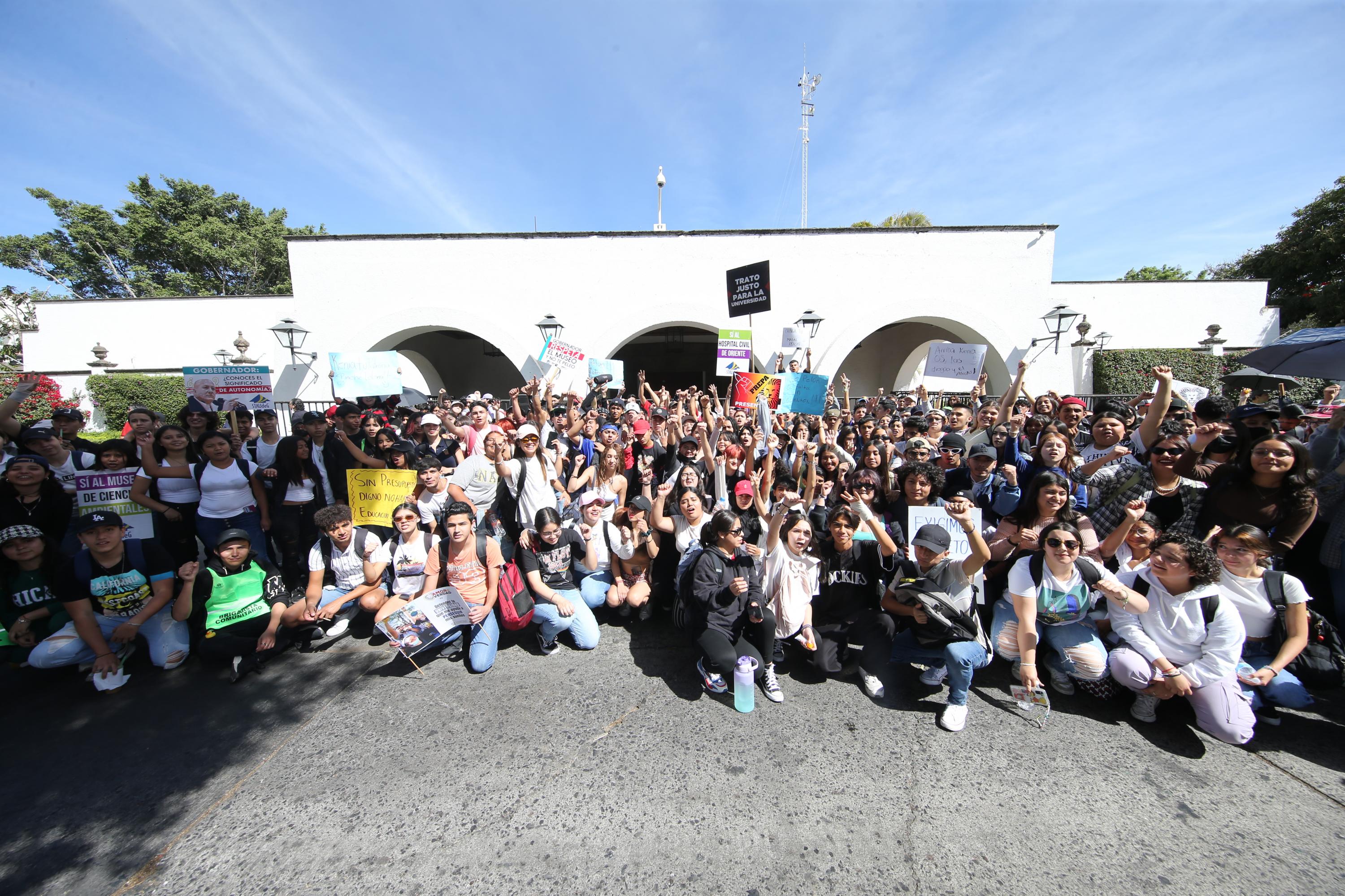 Participantes en contingente caminata por la autonomía Caminata por la Autonomía, la Educación y la Salud
