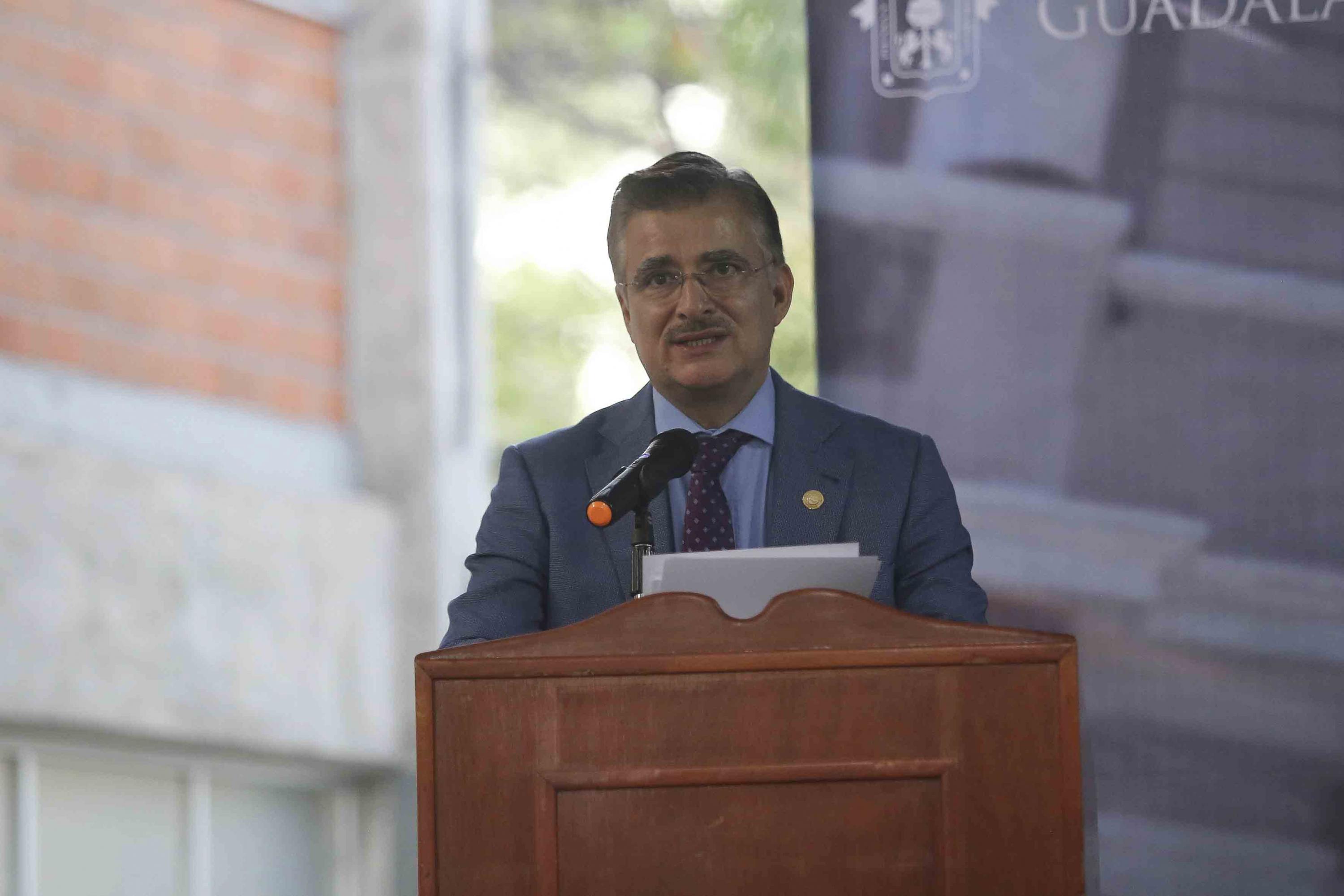 Maestro en pódium